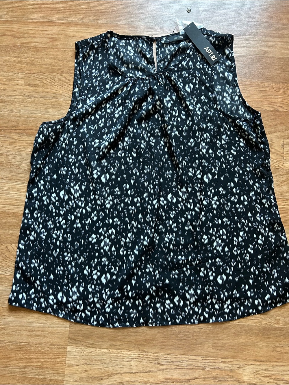 Apt. 9 Black and White Sleeveless Printed blouse.Size large